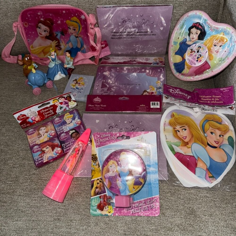 VTG 2008 Hallmark Disney Princess Party Plates Birthday Favors Night Light 14pc